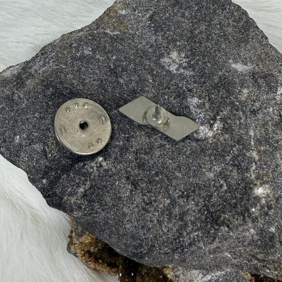 Vintage Red & Blue Flag Pin Lapel - Picture 3 of 3